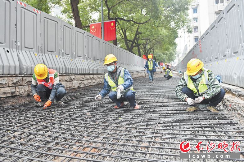 　　2月8日，长沙地铁7号线雨花亭站项目现场，工人们在进行施工。　　长沙晚报全媒体记者 王志伟 通讯员 曹裕泽 摄影报道