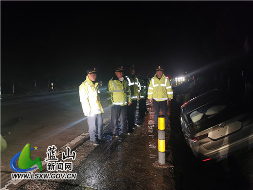 图为交通部门工作人员在处理小轿车侧翻事故2.jpg