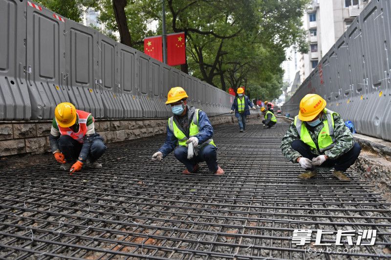 2月8日，长沙地铁7号线雨花亭站内，工人们在紧张进行交通疏解路面改造垫层钢筋绑扎施工。