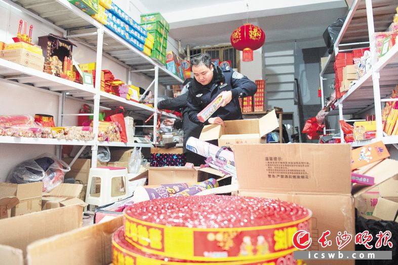 　　警方在芙蓉区东岸街道一处市场内发现一家香烛店违规销售烟花爆竹，当场依法对其进行了处理。长沙晚报全媒体记者 黄启晴 摄