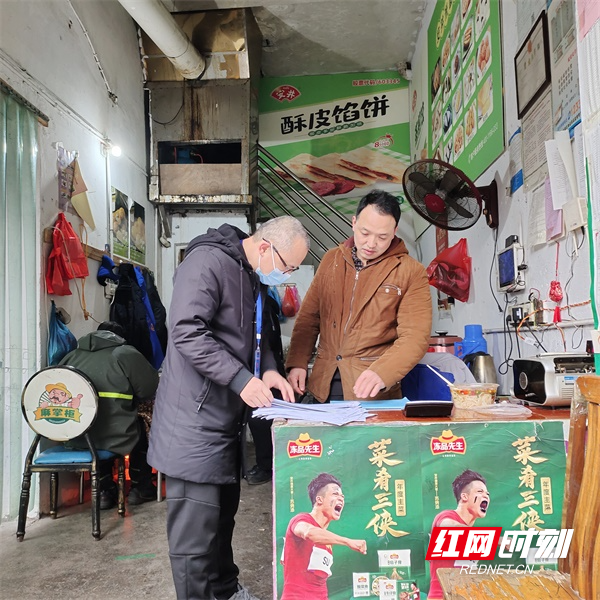 图二燕泉市场监督管理所工作人员在宏源食品进行冷链食品安全检查.jpg