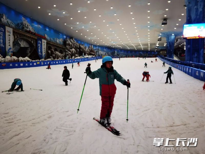 越来越多的市民参与冰雪运动，在学习新技能的同时，在家门口为冬奥助力。湘江集团供图