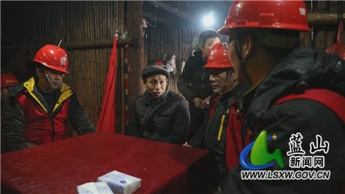 县供电公司：防冻融冰保供电路上不落下一个用户.jpg