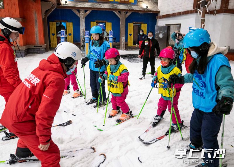 今年寒假，湘江欢乐城推出了“酷雪少年滑雪训练营”滑雪教学活动，为亲子家庭、学生、普通成人提供专业的滑雪教学。湘江集团供图