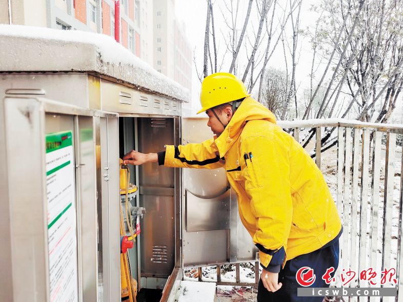 长沙新奥燃气抢修员冒着雨雪，对燃气调压器故障进行排除。