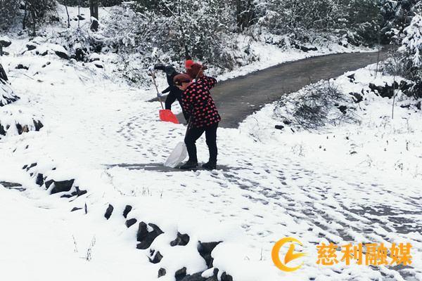 长湾片村民主动上路铲雪_副本.jpg