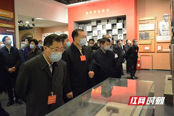 学员们在湖南党性教育馆参观。.jpg