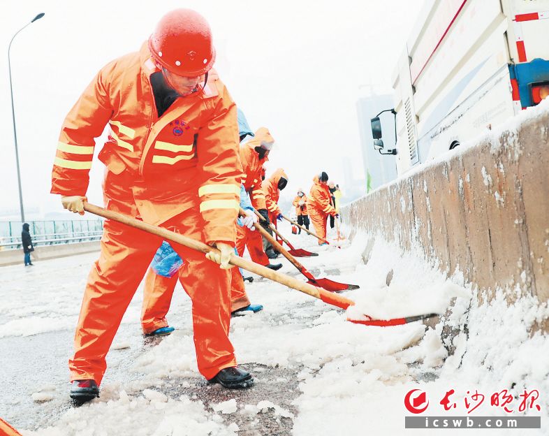 　　跨线桥梁上，环卫部门出动车辆人员清扫道路积雪，为返程、返岗市民保畅通。