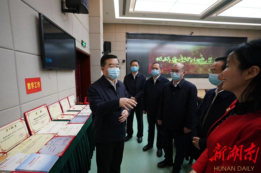 △10日上午,张庆伟在省委党校(湖南行政学院)详细了解教学培训、科研咨询、党建工作等情况。.png △10日上午,张庆伟在省委党校(湖南行政学院)详细了解教学培训、科研咨询、党建工作等情况。.png