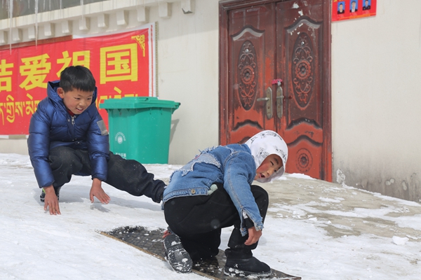 图为杰罗布村小朋友在雪中嬉戏。.jpg