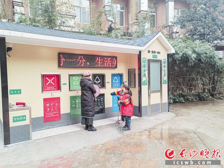 　　美观又实用的智能垃圾分类小屋在雨花区上岗，孩子们也来当志愿者倡导垃圾分类。长沙晚报全媒体记者 胡媛媛 摄