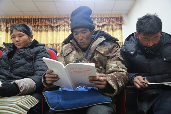 图为杰罗布村群众在学习党的十九届六中全会精神。.jpg