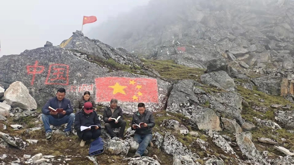 图为村“两委”班子成员、驻村工作队员巡逻时开展学习活动。.jpg