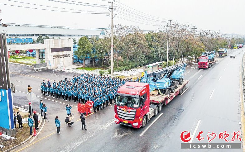 　　节后，星邦智能约600台高空作业平台发往海内外市场。长沙晚报通讯员 徐娇 供图