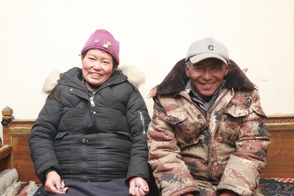 图为杰罗布村群众次仁达娃和爱人扎西拉姆。_副本.jpg