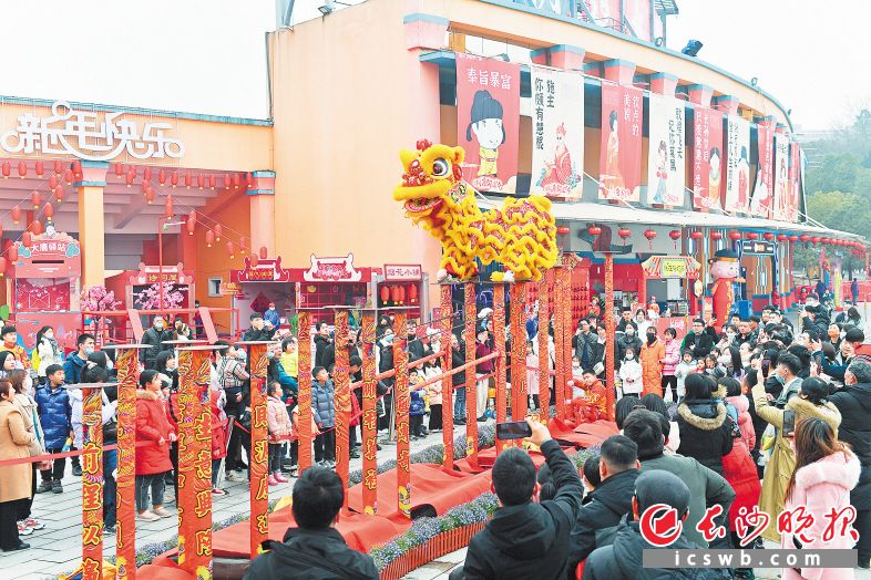 　　13日下午，长沙世界之窗国际广场内，梅花桩上的醒狮腾挪跳跃，霸气十足。元宵佳节将至，长沙世界之窗推出了民俗绝技表演、唐“潮”快闪秀、爱心冷焰火秀等一系列活动。       　　长沙晚报全媒体记者 王志伟 通讯员 曹裕泽 摄影报道
