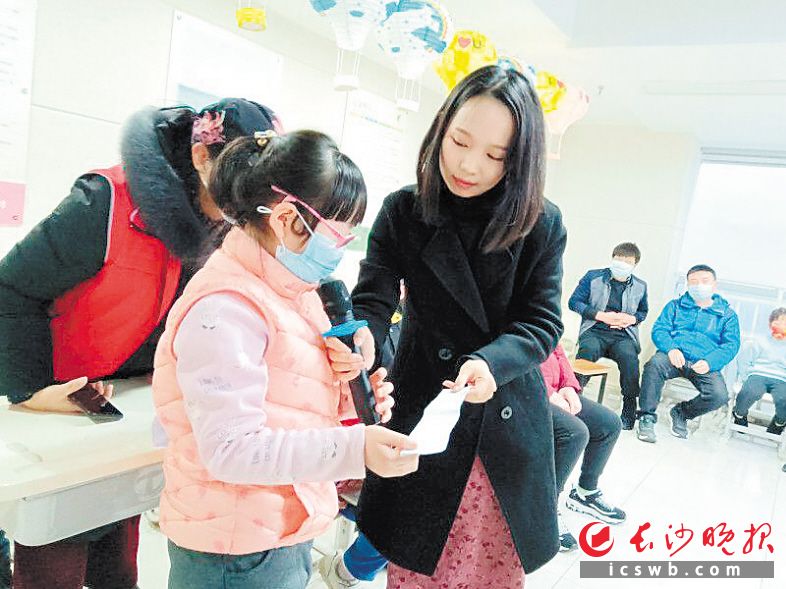 　　一位小朋友在猜灯谜。  长沙晚报全媒体记者 王斌 摄