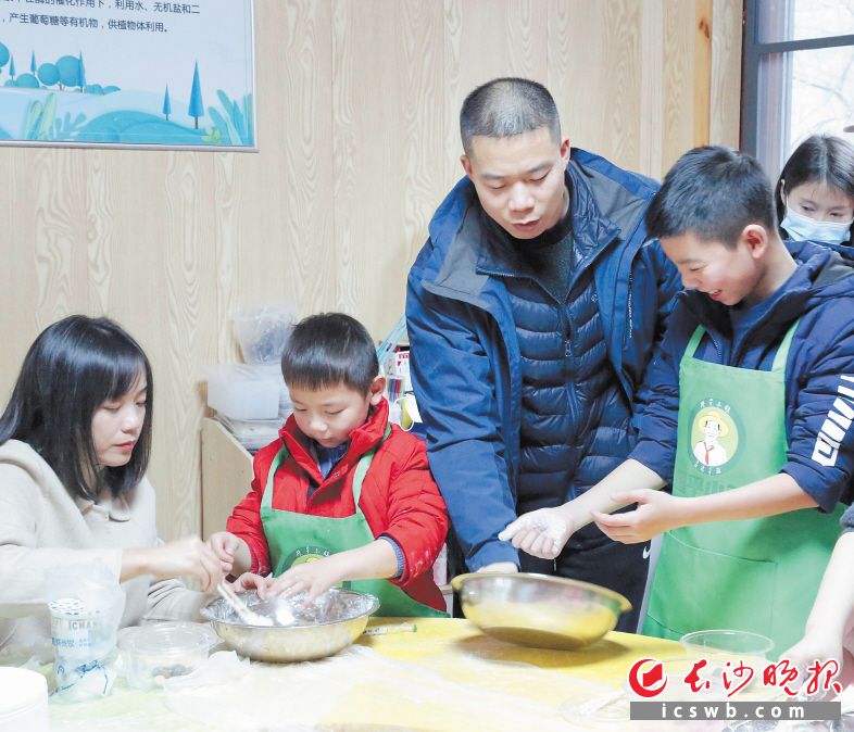 　　孩子们在学习用糯米粉包汤圆。  长沙晚报通讯员 尹佳 摄