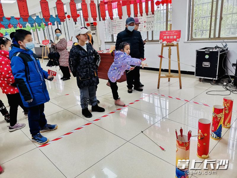 玩一回穿越，在圖書館里學(xué)古人投壺游戲。 