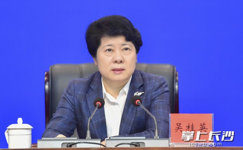 开班式上，省委常委、市委书记吴桂英作辅导报告。