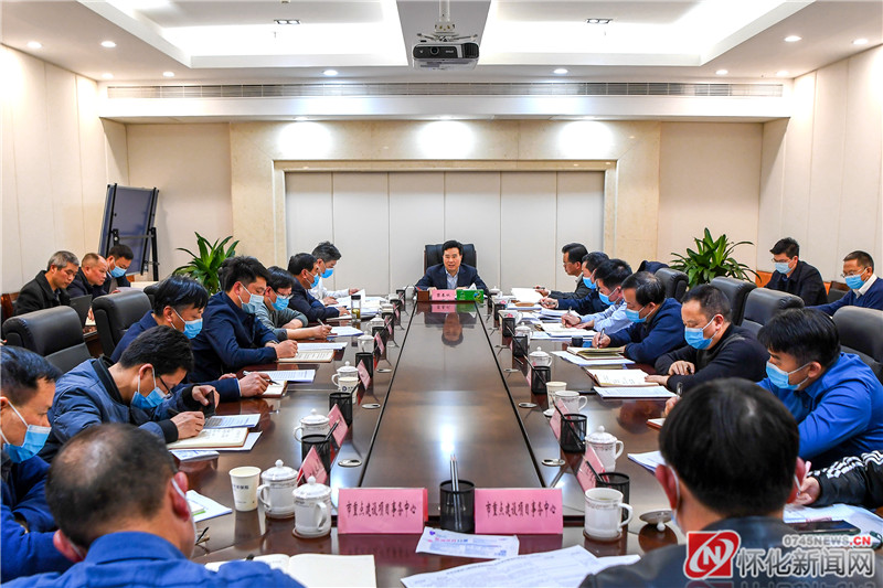 2月14日下午，市委副书记、市长黎春秋专题调度我市铁路重点项目建设工作。（记者 杨智伟 摄）