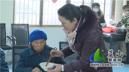 刘素萍走访慰问福利院老人1.jpg