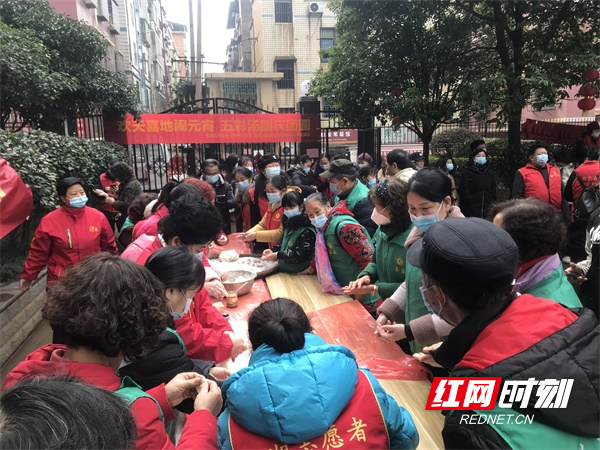 图四振兴社区元宵节喜乐灯谜会活动吸引了辖区广大居民的踊跃参与,大家还欢聚一起包汤圆、品汤圆、拉家常，其乐融融。（李亚男  摄）.jpg