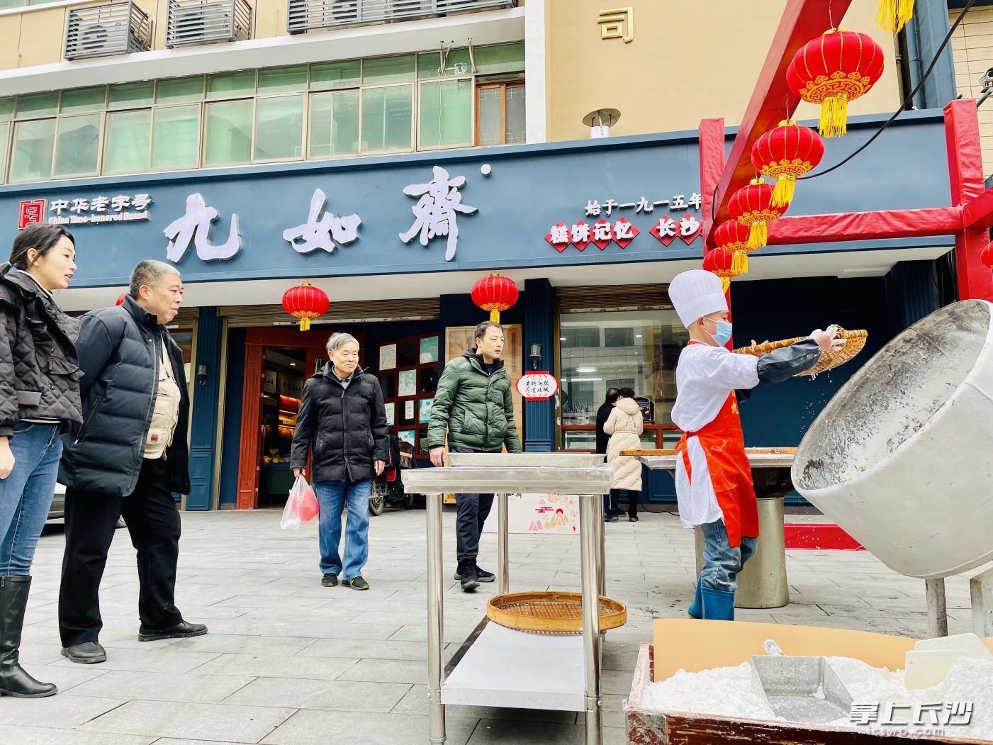 老字號的大師傅街頭露手藝，滾元宵給市民嘗鮮，吸引大伙打卡。