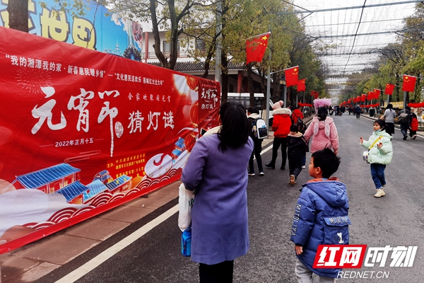 猜灯谜让游客流连忘返。.jpg