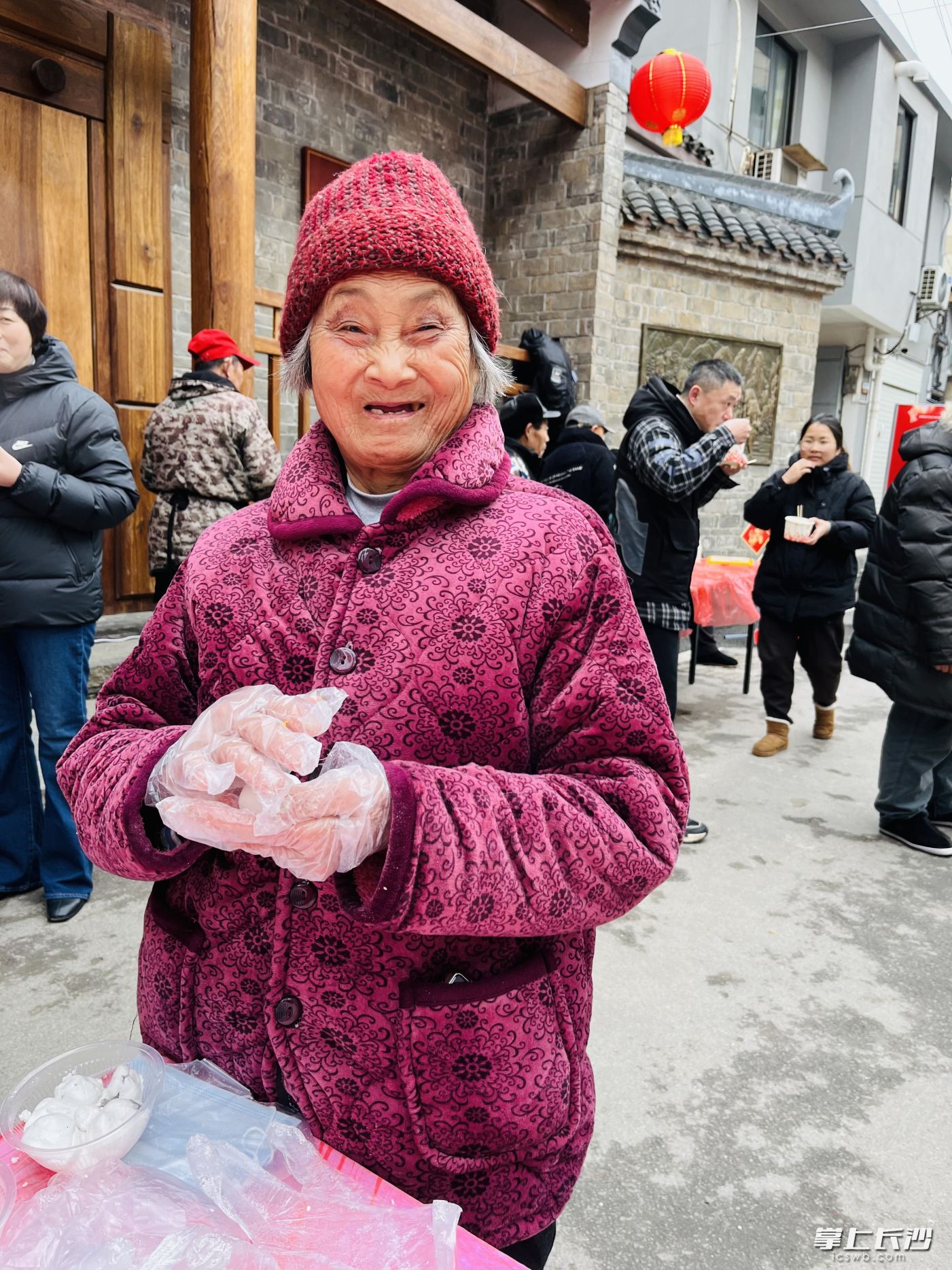 在老街上生活了一輩子的老街坊親自秀手藝，搓湯圓招待游客。 