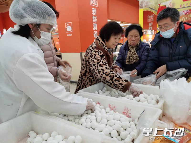 沃尔玛雨花亭店，市民正在选购汤圆。