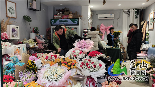 情人节“邂逅”元宵节 蓝山县鲜花市场火爆1.jpg 情人节“邂逅”元宵节 蓝山县鲜花市场火爆1.jpg