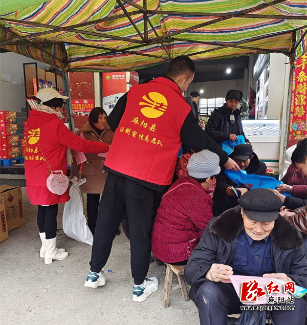 图为大学生志愿者深入商铺为老板宣传法律知识.jpg