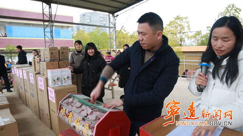 宁远：企业大型摸奖闹元宵  凝心聚力搞生产2_副本500.jpg