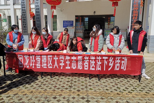 回龙圩：大学生志愿者“送法下乡”开展法治宣传活动