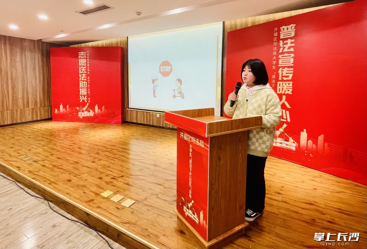 大学生进楼宇给白领开展普法宣讲。