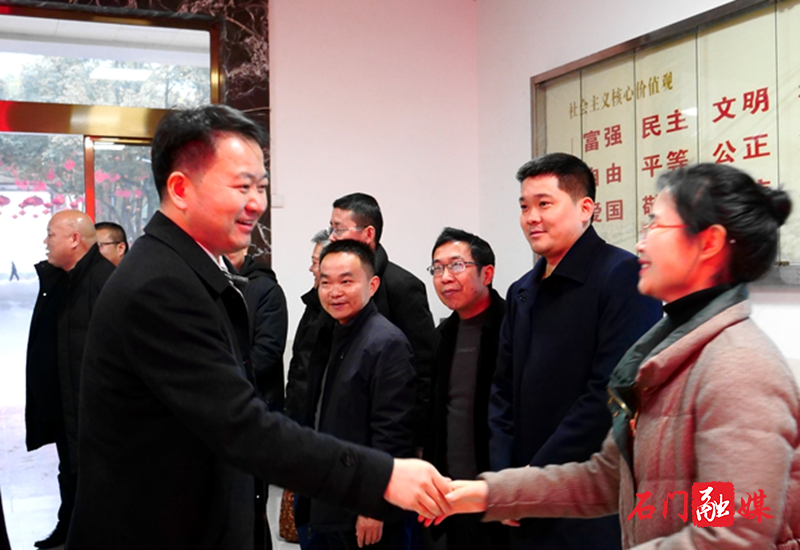 履新第一天，丁克刚走访看望县四大家干部职工6.JPG