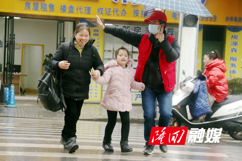 财政党员志愿者扶老携幼过马路.jpg 财政党员志愿者扶老携幼过马路.jpg