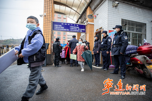 【我为群众办实事】宁远：多警联勤站好 “护学岗”  全力护航开学季2_副本500.jpg