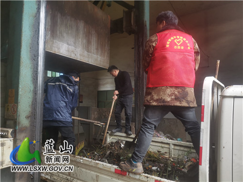 塔峰镇组织人员协助清理垃圾收集站.jpg