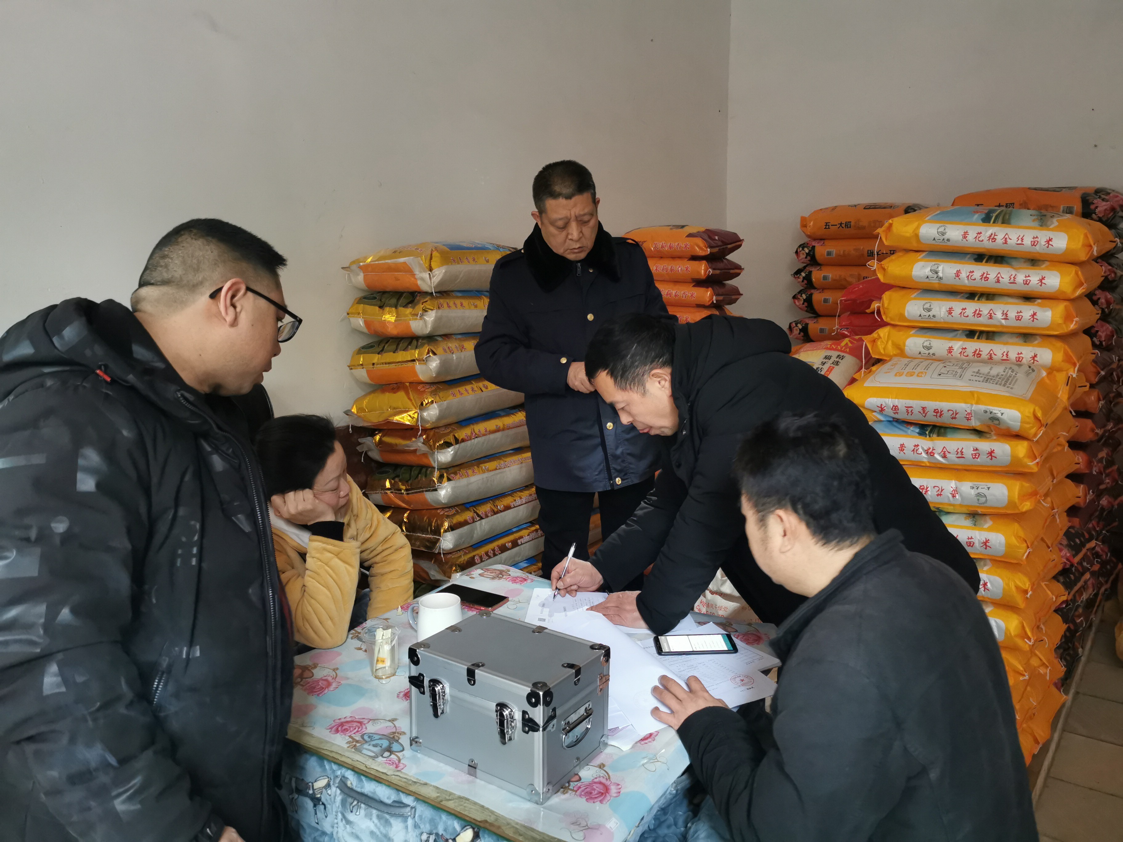双牌县市场监督管理局开展大米市场专项执法检查1.jpg
