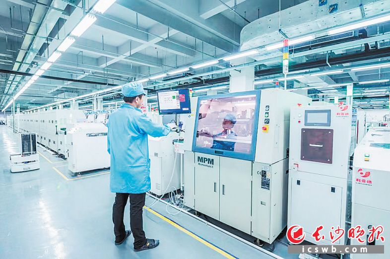 　　利亚德光电智造产业园内，技术工人与智能机器人配合进行产线管理。
