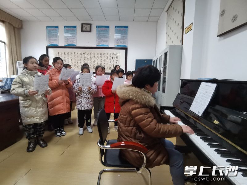 长沙县盼盼小学的老师带领学生练习合唱。均为长沙晚报全媒体记者 舒文 摄