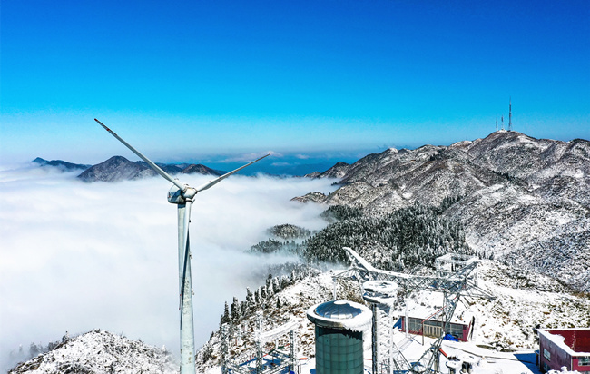 山顶变成了冰雪世界。潘雨摄