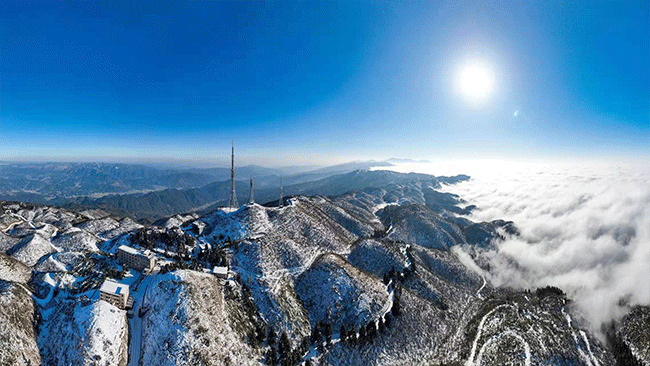 阳光洒向群山。潘雨摄