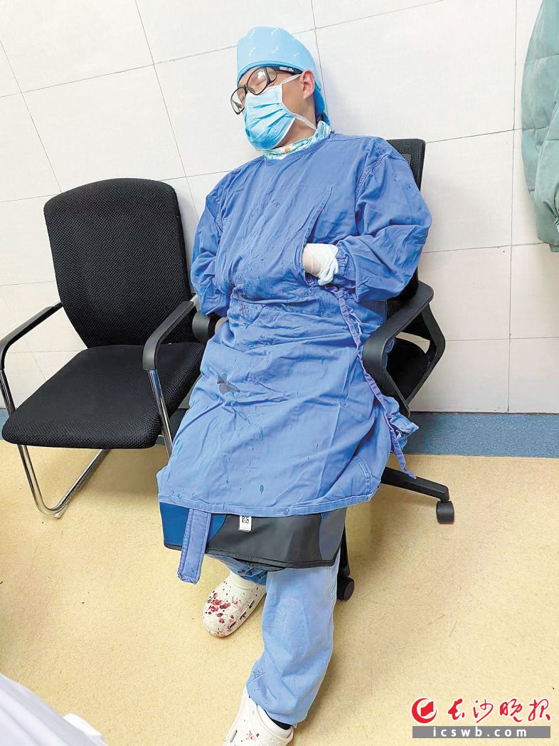 长沙医生16个小时连续做7台手术 “最美睡姿”刷爆朋友圈
