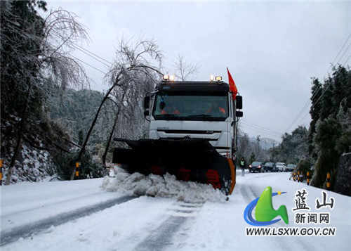 图二 机械融冰除雪现场.jpg