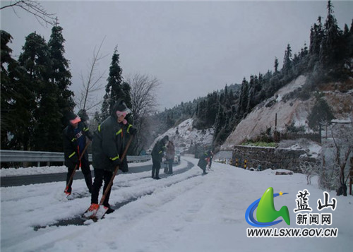 图三 养护人员清雪除冰现场.jpg