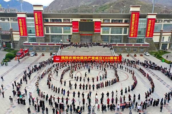 我市举行跳果谐“颂党恩”群众联欢活动 (3)_副本.jpg