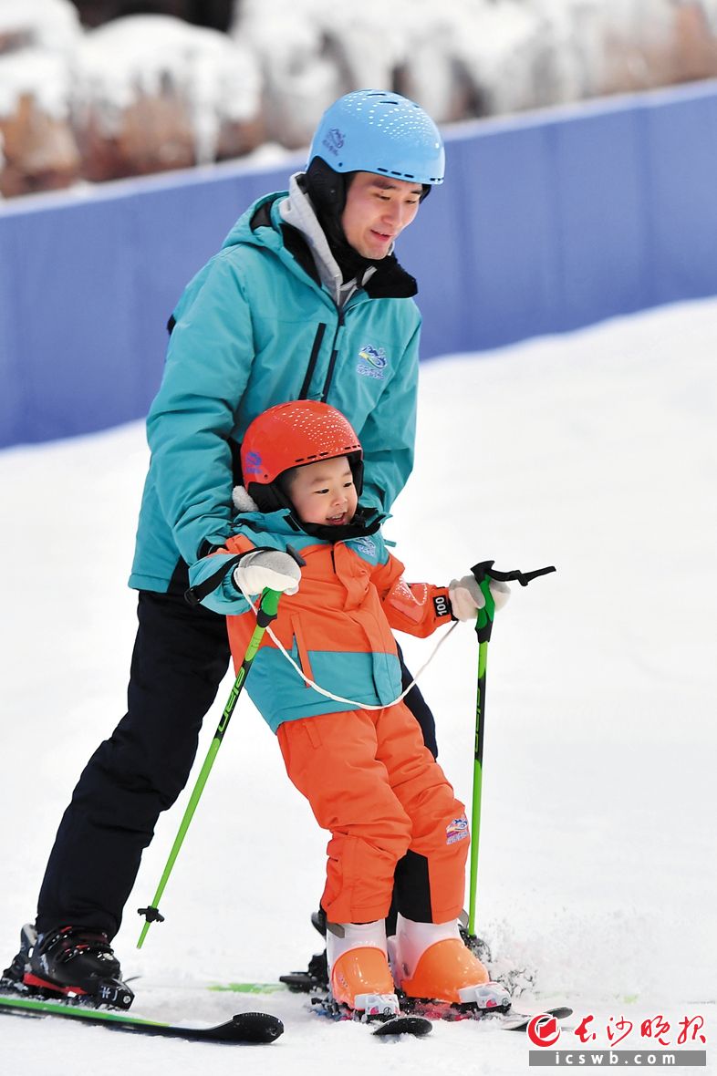 市民在湘江欢乐城欢乐雪域滑雪。王志伟 摄